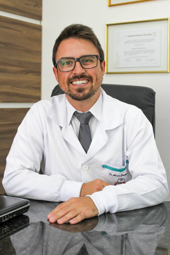 Dr. Adriano Campos Filho, dentista em Rio do Sul (CRO-SC 13426), em seu consultório