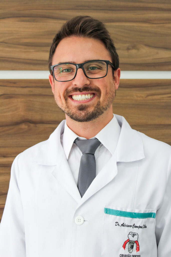 Retrato do Dr. Adriano Campos Filho, especialista em Implantodontia e Prótese Dentária em Rio do Sul